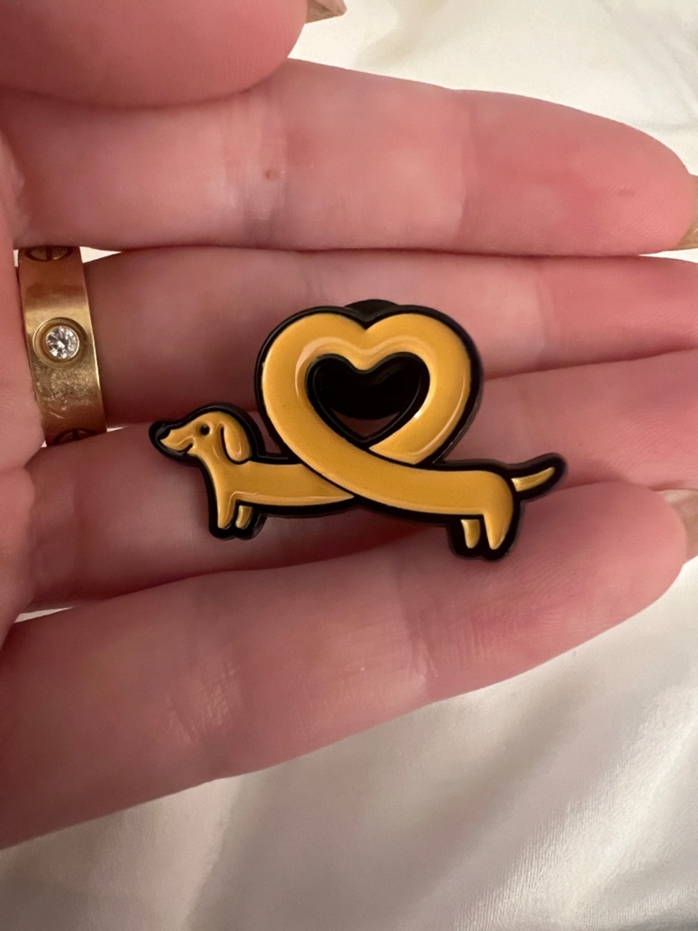 🧷🐶DACHSHUND/WEINER DOG/SAUSAGE DOG HEART - Enamel Pin on Black Backing - Picture 2 of 3